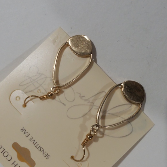 Elegant Gold tone Hoops Design Drop Earrings - Chic Women's Fashion Jewelry - Picture 6 of 9